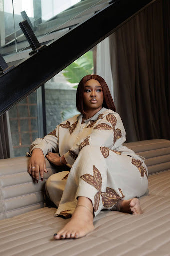 Atunbi Set Close Up Shot High