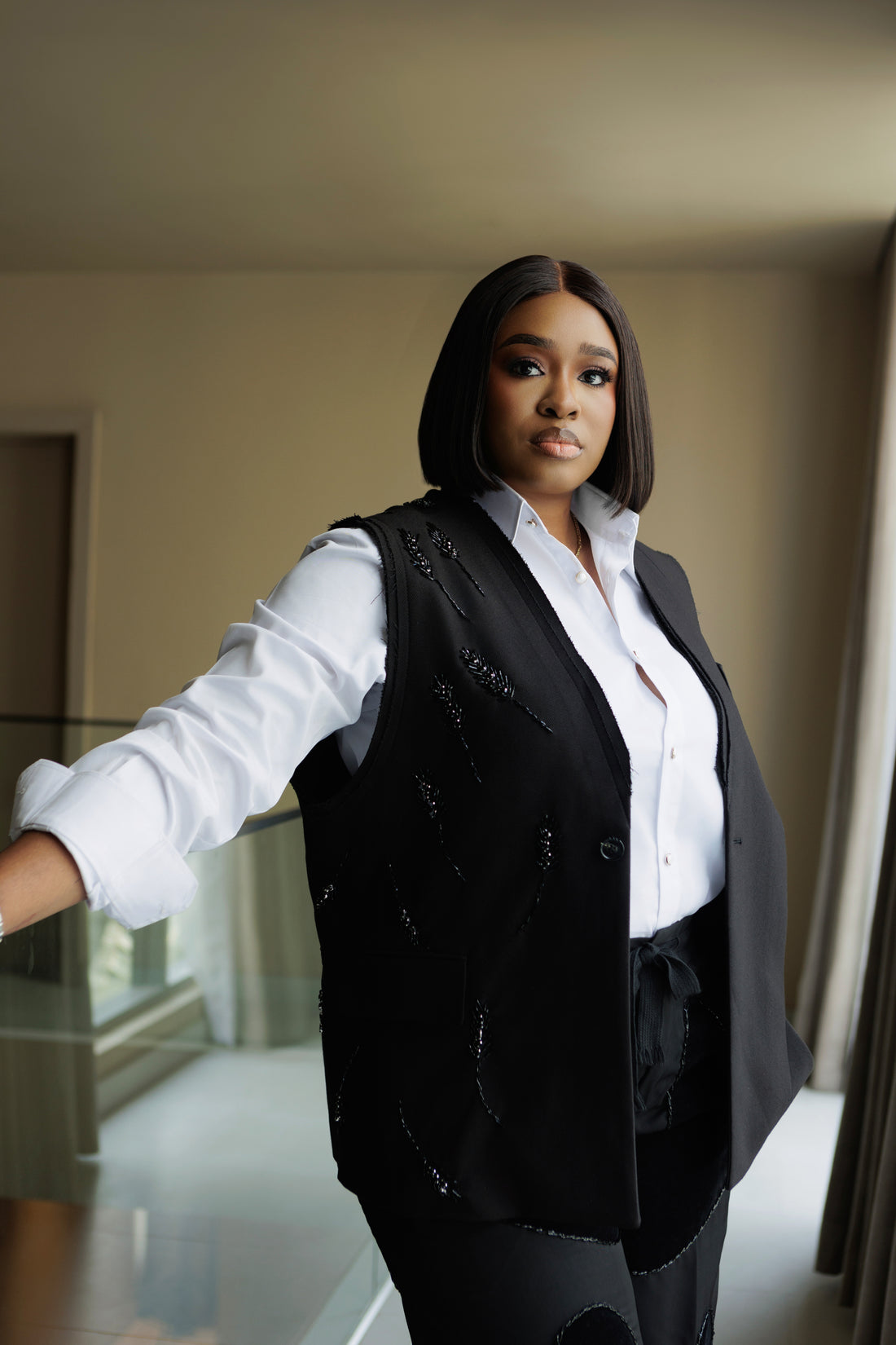 ÈKÓ Set Portrait View